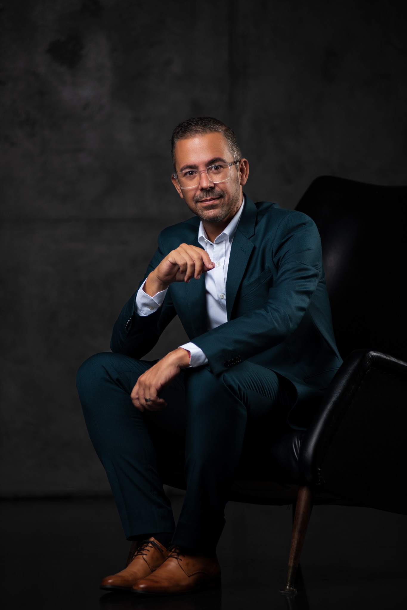 Miguel Fidalgo, sentado de fato azul